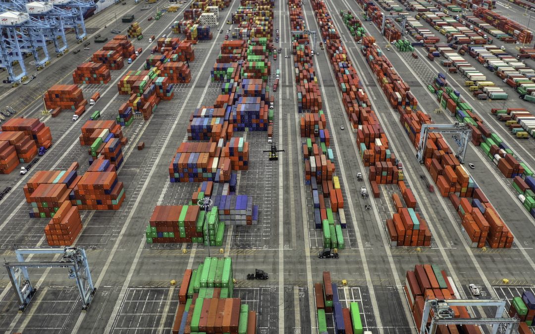 How Do Logistics Companies in Pakistan Handle Complex Shipments?