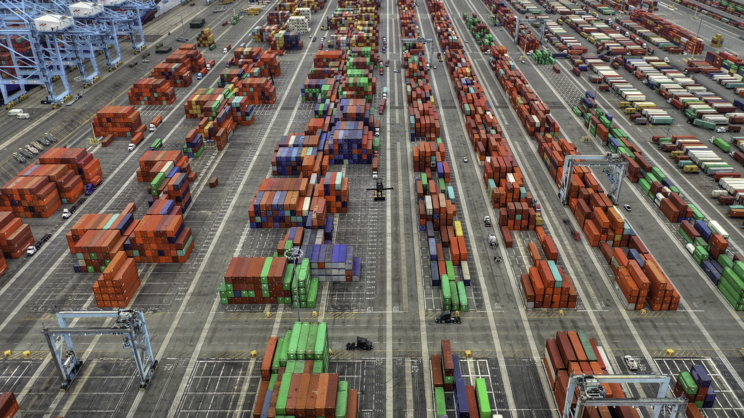 How Do Logistics Companies in Pakistan Handle Complex Shipments?